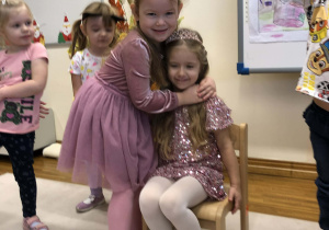 dziewczynki tulą się do siebie