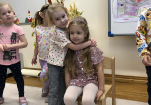 dziewczynki tulą się do siebie