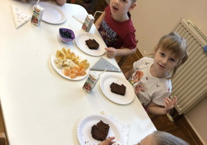 dzieci jedzą ciasto