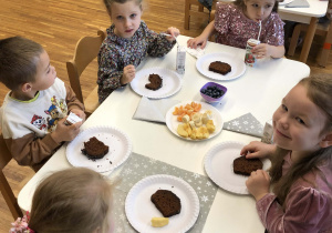 dzieci jedzą ciasto