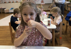 dziewczynka je deser