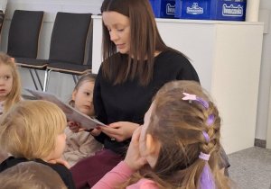 pani czyta dzieciom bajkę o Pędzelku