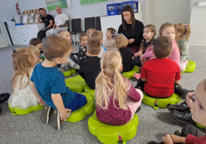 dzieci słuchają czytanej bajki