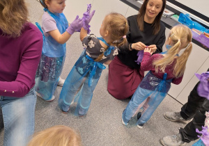 pani ubiera dziecko w fartuch