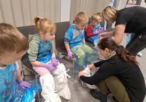 pani ubiera dziecko w ochraniacze