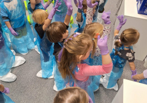 dzieci czekają na wejście do pracowni