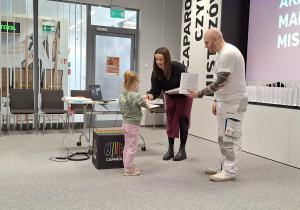 dziecko odbiera dyplom