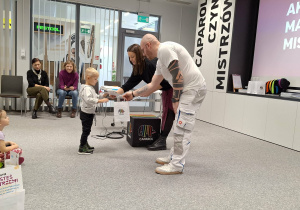 dziecko odbiera dyplom