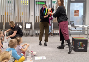 pani przekazuje maskotkę Pędzelka