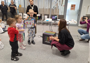 dzieci dziękują za przybycie