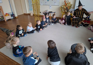 dzieci siedzą w kole