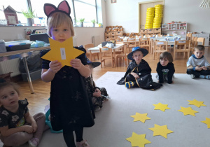 dziecko wybiera gwiazdę z wróżbą