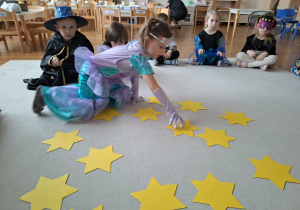 dziecko wybiera gwiazdę z wróżbą