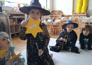 dziecko wybiera gwiazdę z wróżbą