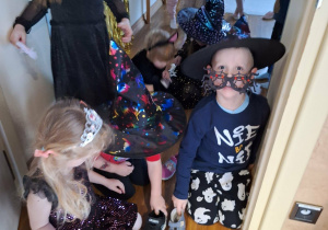 dzieci ustawiają buty