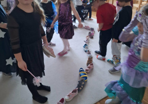 dzieci ustawiają buty