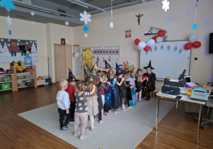 dzieci stoją w kolejce do serc