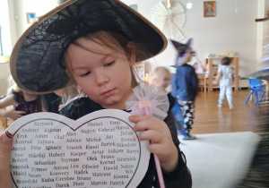 dziewczynka przekuwa serce z imionami