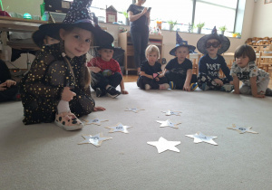 dziewczynka wybiera gwiazdę z numerem