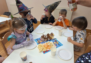 dzieci jedzą słodki poczęstunek