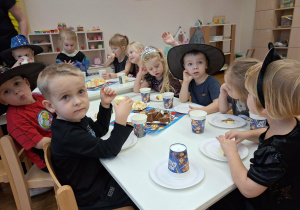dzieci jedzą słodki poczęstunek