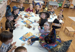 dzieci jedzą słodki poczęstunek