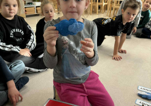 dziewczynka trzyma chmurkę z pochmurną pogodą