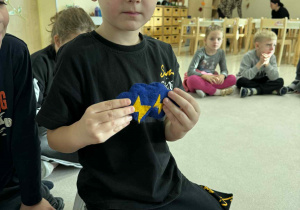 chłopiec trzyma chmurkę z burzą