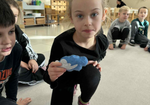 dziewczynka trzyma chmurkę z wiatrem