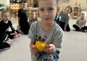 chłopiec trzyma w ręku filcowe słońce