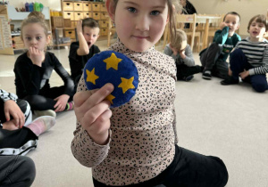 dziewczynka trzyma w ręku chmurkę z gwiazdkami