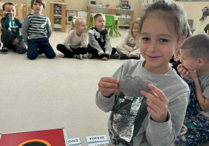 chłpiec trzyma chmurę z mgłą