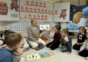 Pani czyta dzieciom historię Misia Paddigtona