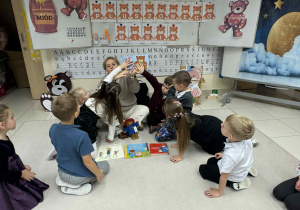 dzieci wykonują zadania pt. zgadnij gdzie jest mój miś poprzez sensoryczną książeczkę