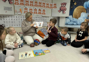 Pani czyta dalszą część historii o Misiu Paddigtonie