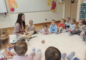 dzieci słuchają opowiadania