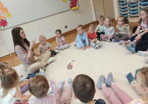 pani pokazuje dżdżownicę