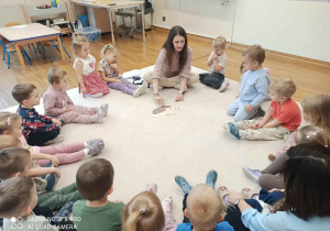 pani pokazuje jeżyka