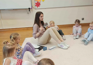 dzieci tupią nogami jak myszka