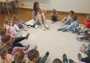 dzieci tupią nogami jak zając