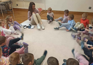 dzieci tupią nogami