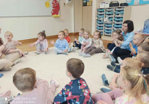 dzieci śpiewają piosenkę na pożegnanie