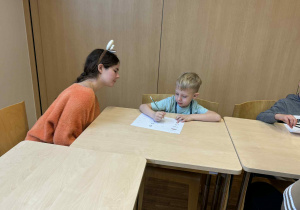 chłopiec i uczenica liceum rozwiązują zadanie z języka angielskiego