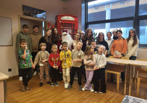 wspólne zdjęcie przedszkolaków i uczniów liceum wraz z Paniami w sali języka angielskiego