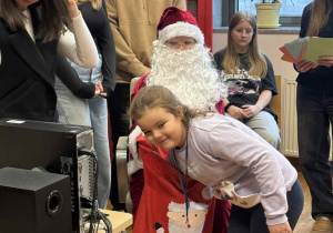 dziewczynka sięga do worka mikołaja