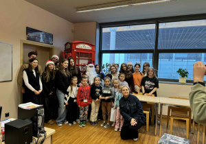 wspólne zdjęcie przedszkolaków i licealistów wraz z paniami w sali języka angielskiego