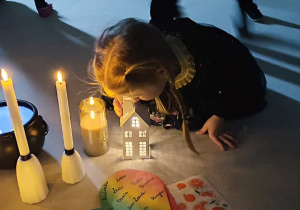 Amelka zagląda do domku