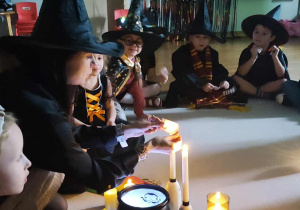 Pani odczytuje wróżbę