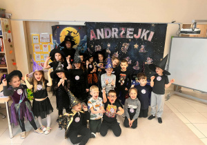 grupowe zdjęcie w strojach andrzejkowych