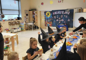 dzieci jedzą owoce i babeczki